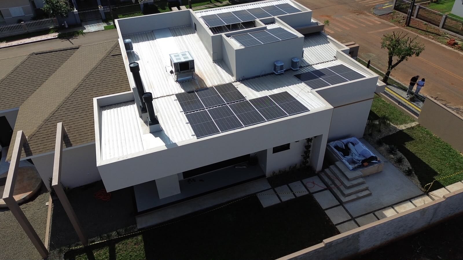Instalação de painéis solares em residência de alto padrão no Oeste do Paraná