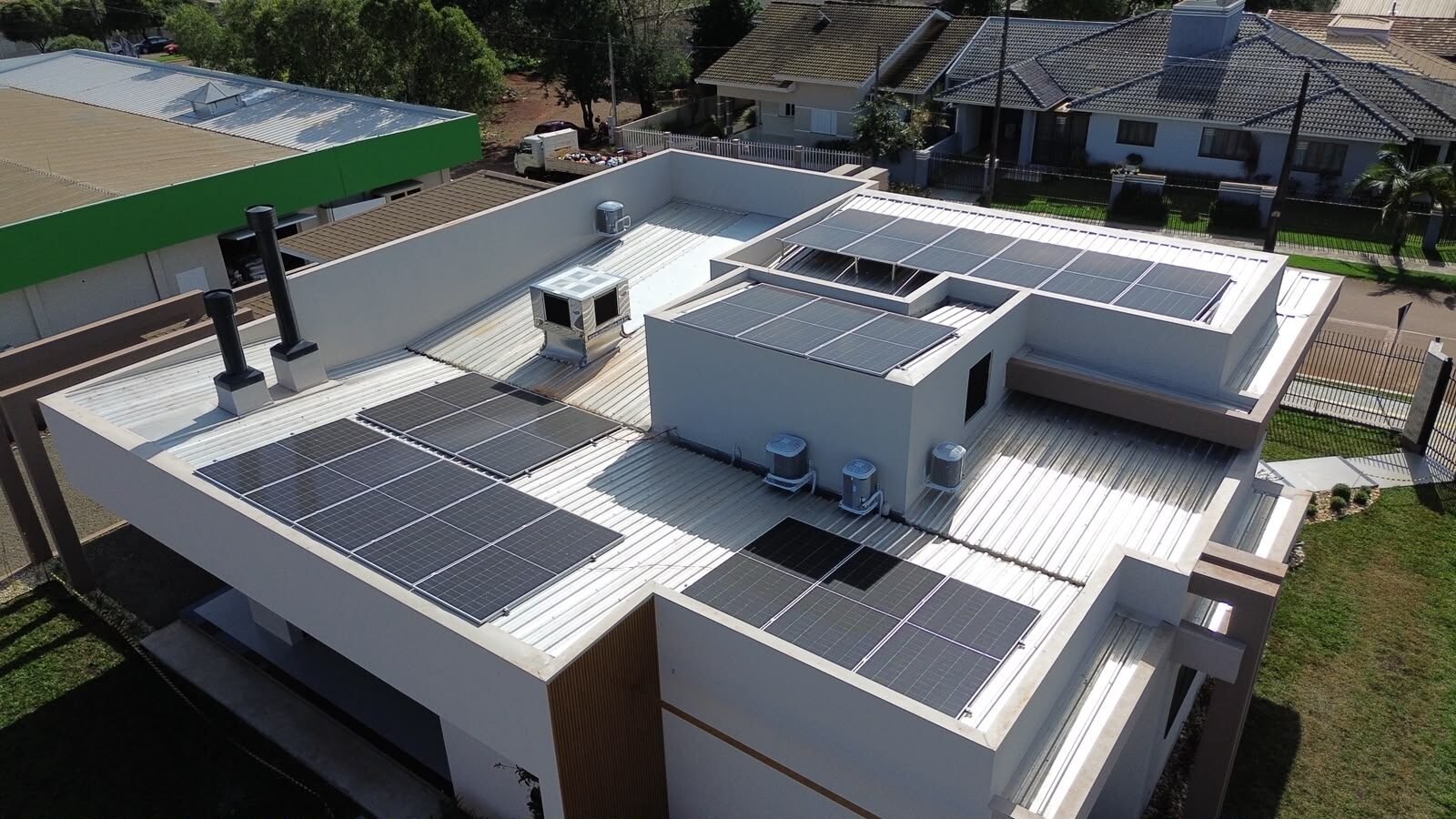 Vista aérea de residência de alto padrão com energia solar