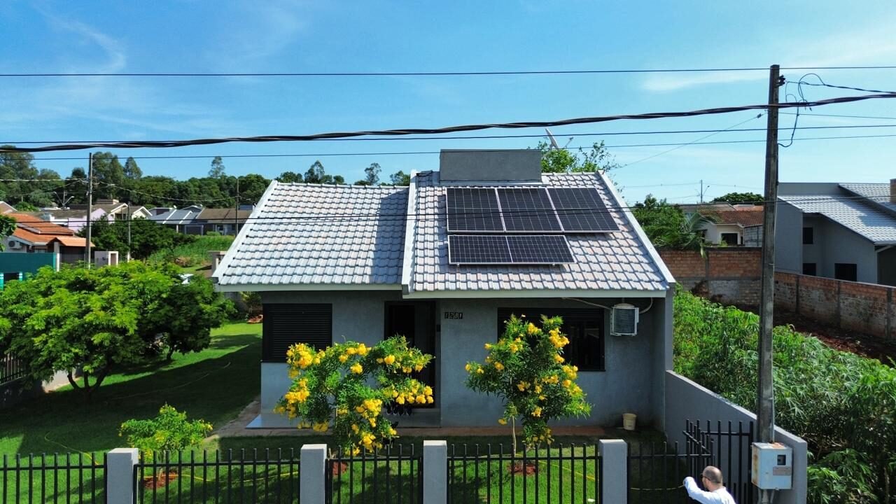 Sistema fotovoltaico instalado em telhado residencial