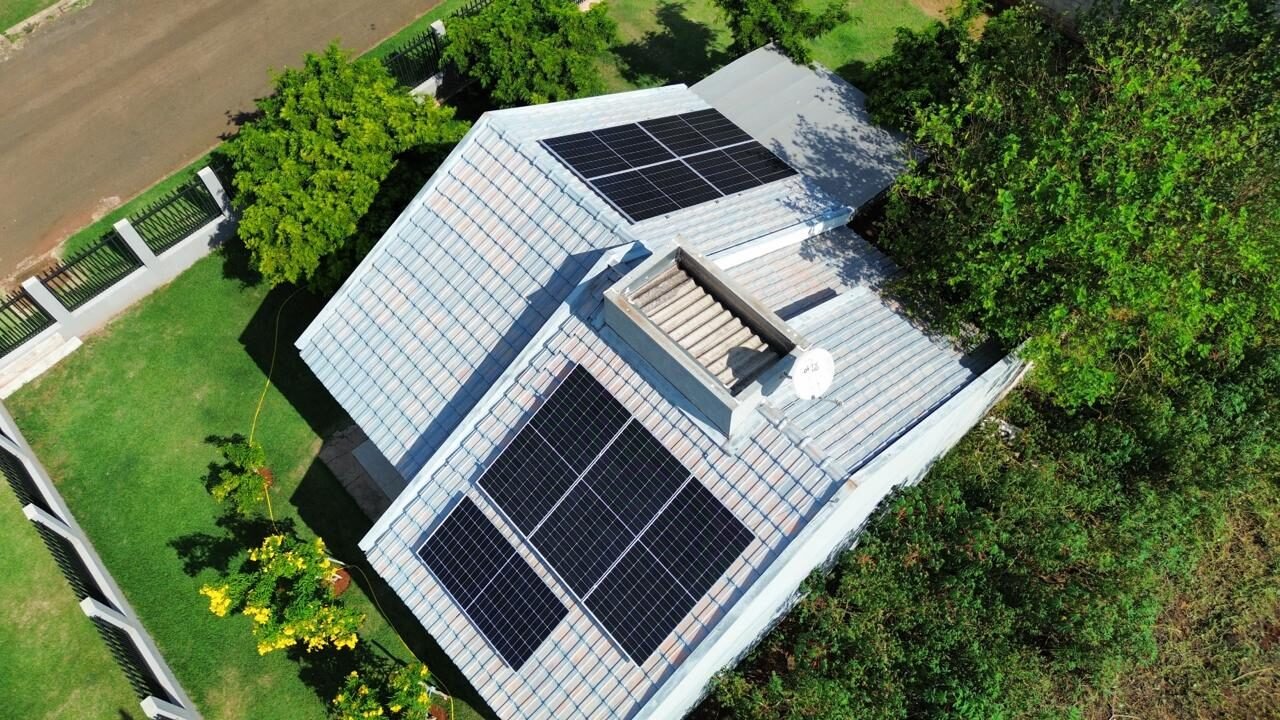 Propriedade com sistema de energia solar na região