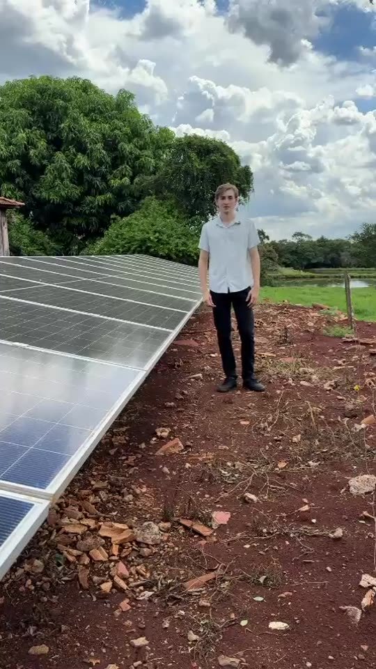 Cliente mostrando o sistema de energia solar instalado